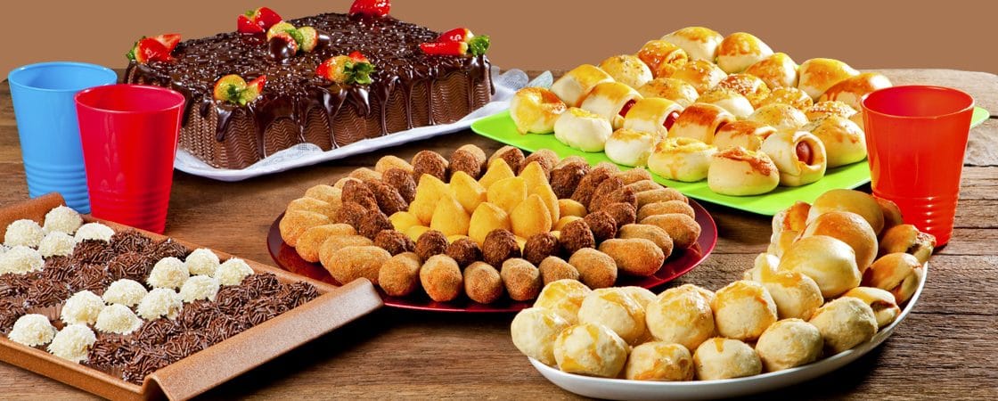 Bolo, doces e salgados do kit festa Mundo da Lua